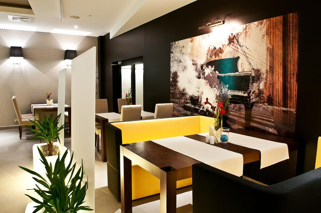 Hotel Piano Lublin Exteriör bild