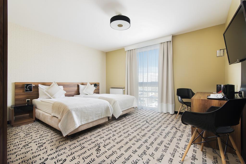 Hotel Piano Lublin Exteriör bild