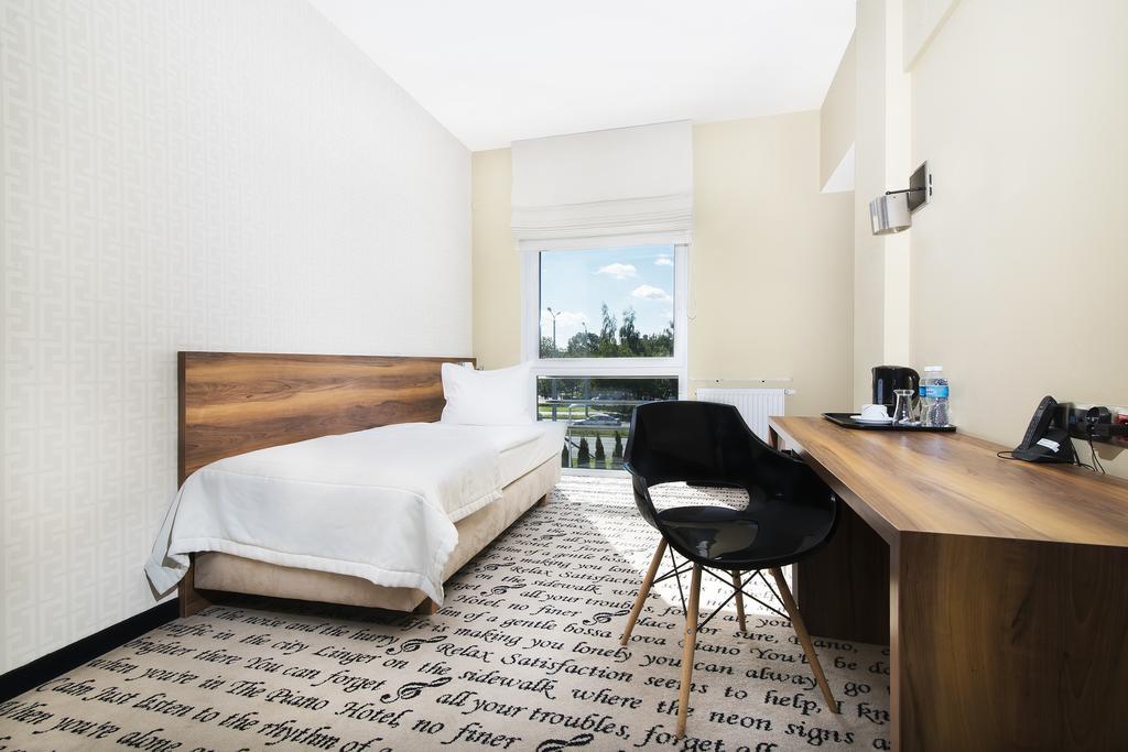 Hotel Piano Lublin Exteriör bild