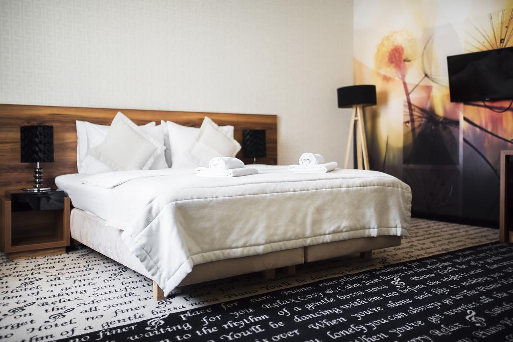 Hotel Piano Lublin Exteriör bild